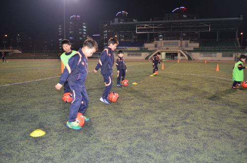 아주운동장 5월부터 축구교실 운영평일 오후 7시~9시, 토요일 오후 1시~4시
