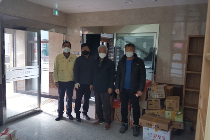 윤원태 문학박사, 동부면 참살이센터  북카페 조성 위한 ‘사랑의 책’ 기증
