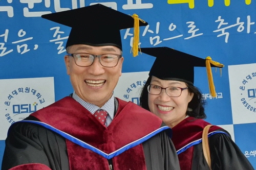 김원배 전 거제YMCA 이사장 . 김은숙 전 거제두바퀴합창단 지휘자, 신학박사학위 받아