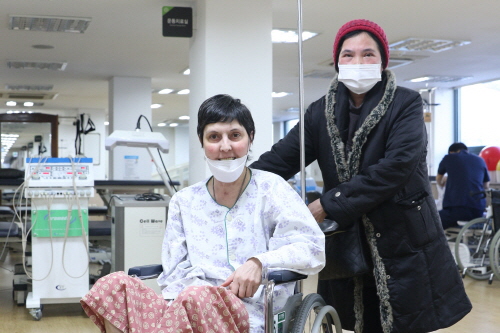 러시아 루박 환자 국내 보호자 자처 했던 이광미씨, 고신대병원에 감사의 편지 전달해와