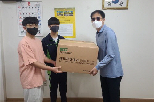 제일고 2학년 이서웅, 수월중 3학년 백하람  시각장애인 거제지회에 점자마스크 전달